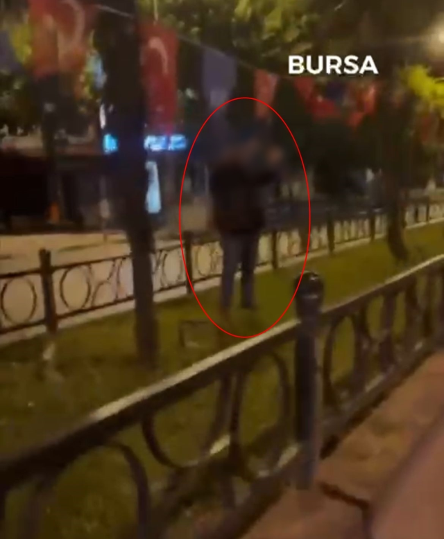 Türk Bayrağını Yakmaya Çalışan Şüpheli Kaçtı