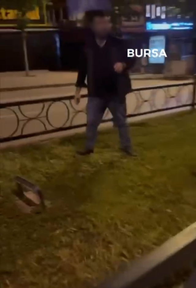 Türk Bayrağını Yakmaya Çalışan Şüpheli Kaçtı