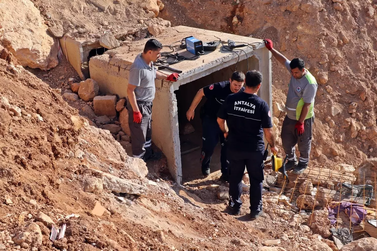 Drenaj tünelini çocuklar mesken tuttu! İçinden yatak çıktı