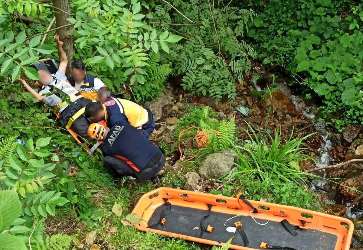 Arazide ağaç keserken yaralanan adamı ekipler kurtardı