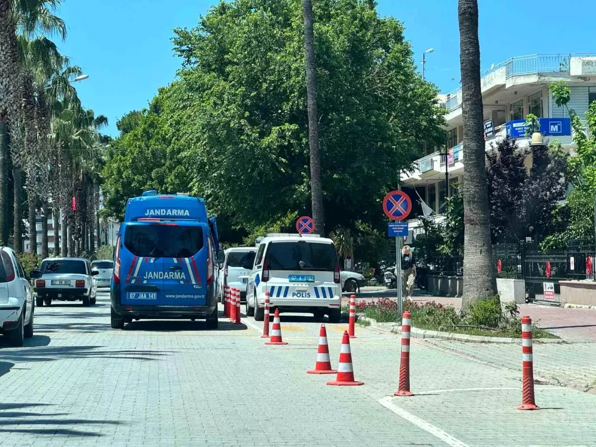 Gazipaşa\'da Sahte Kimlikli Sürücü ve Düzensiz Göçmenler Yakalandı