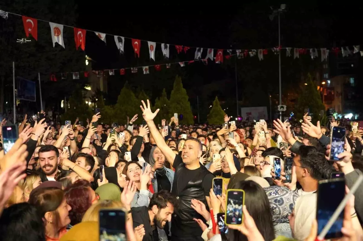 Bilecik\'te 19 Mayıs Coşkusu: Haluk Levent Konseriyle Kutlandı