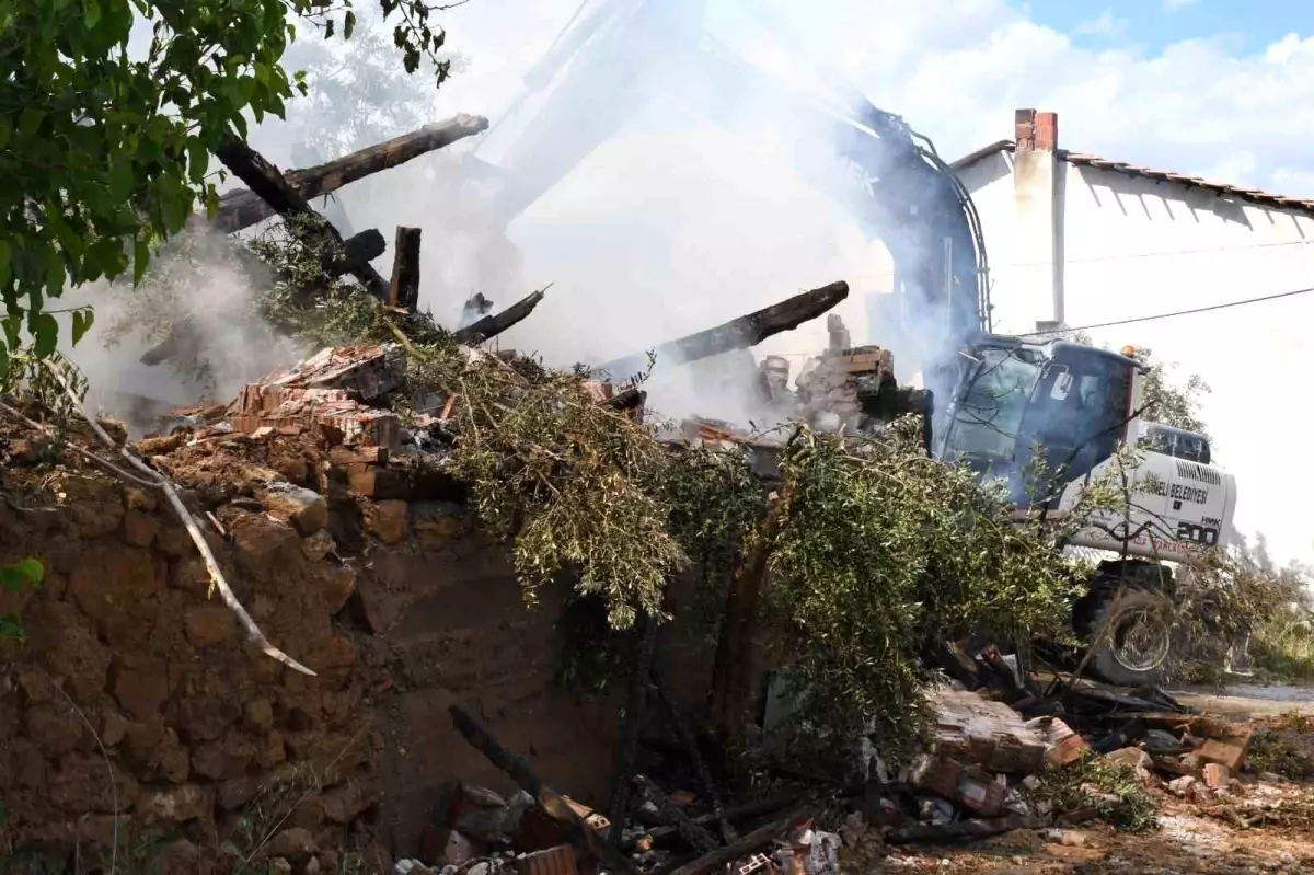 Bilecik\'te Metruk Binada Yangın Çıktı