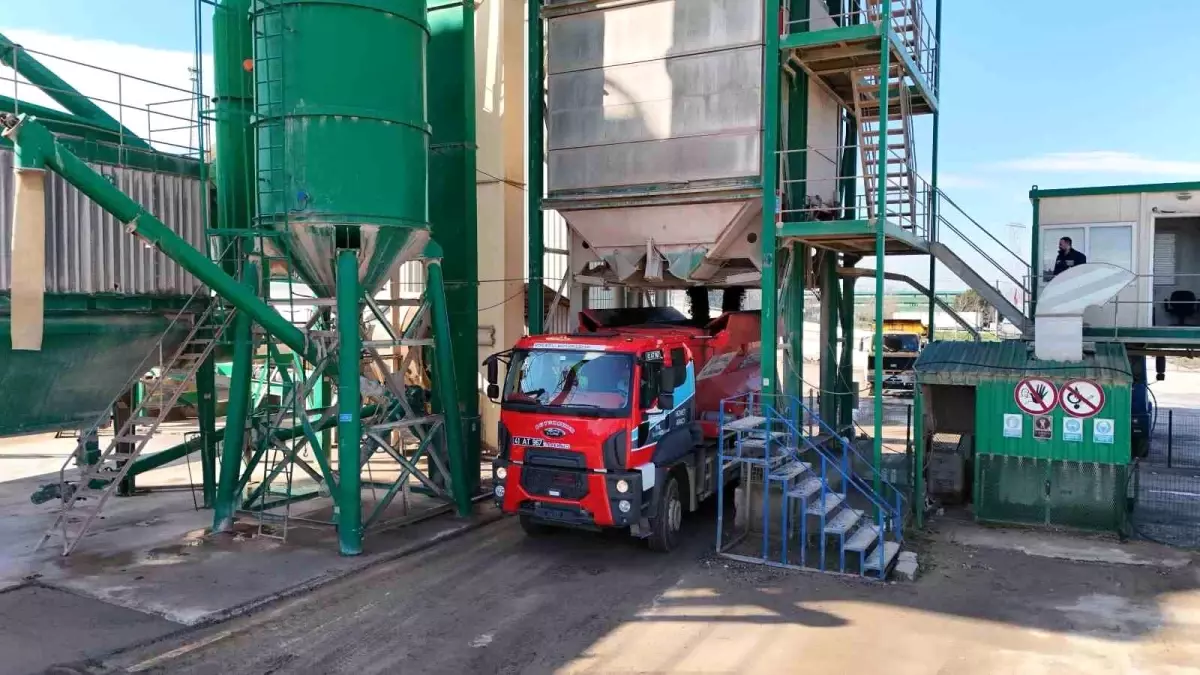 Kocaeli Büyükşehir Belediyesi\'nden Çevre Dostu Asfalt Üretimi