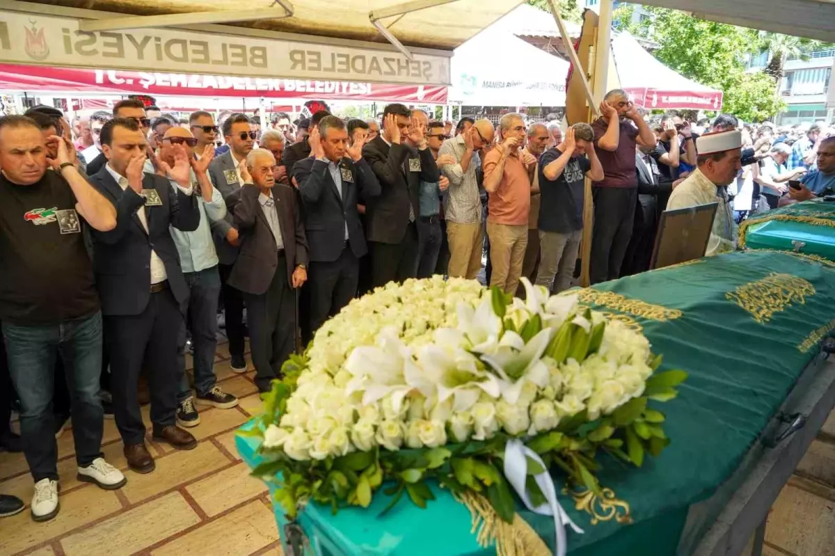CHP Lideri Özgür Özel, Manisa\'da Cenaze Törenine Katıldı