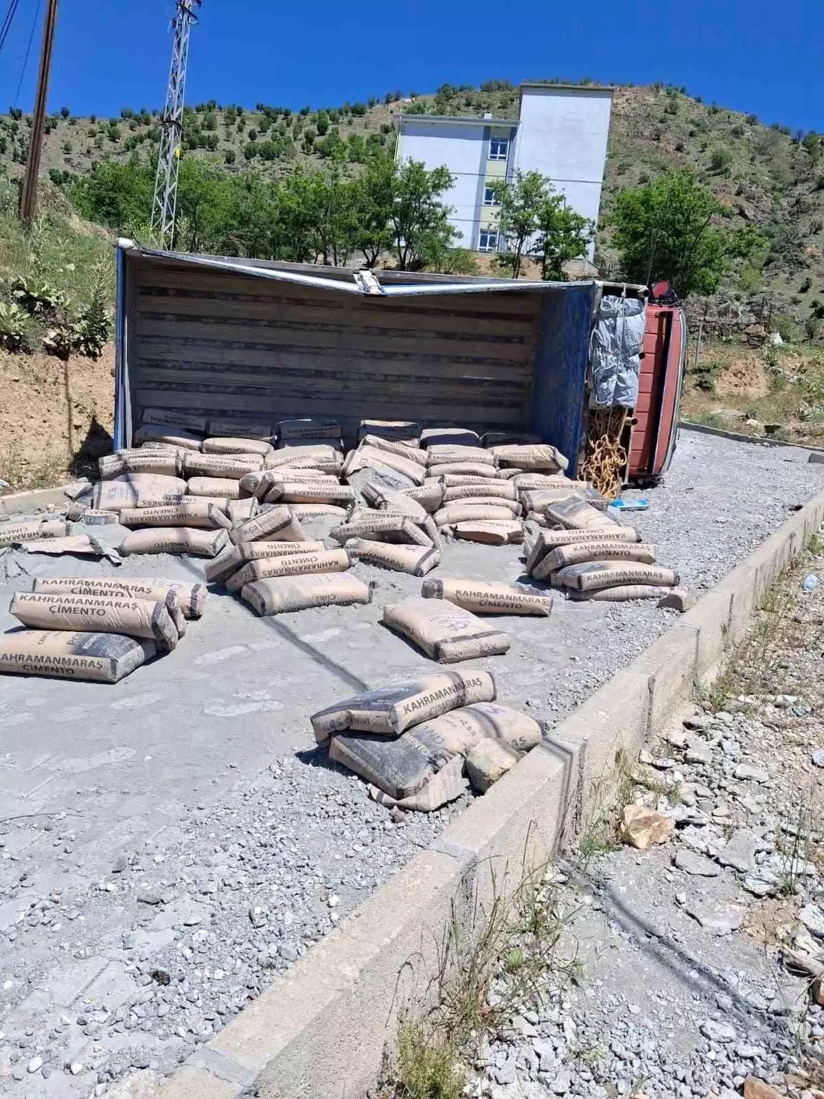 Adıyaman\'da Kamyon Devrildi: 1 Yaralı