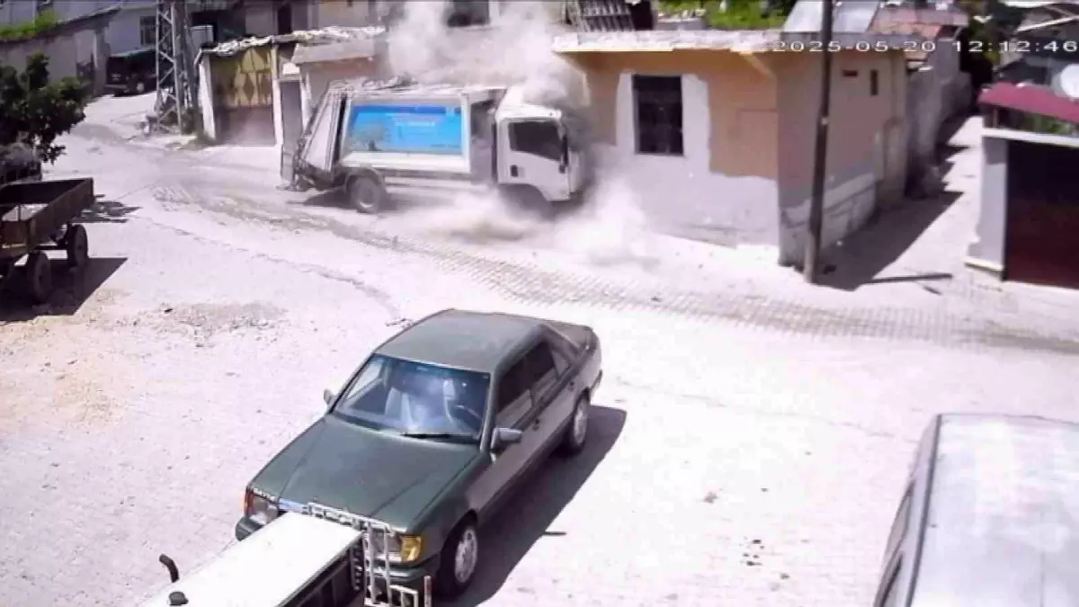 Hatay\'da Çöp Kamyonu Metruk Eve Çarparak Yıkıma Sebep Oldu