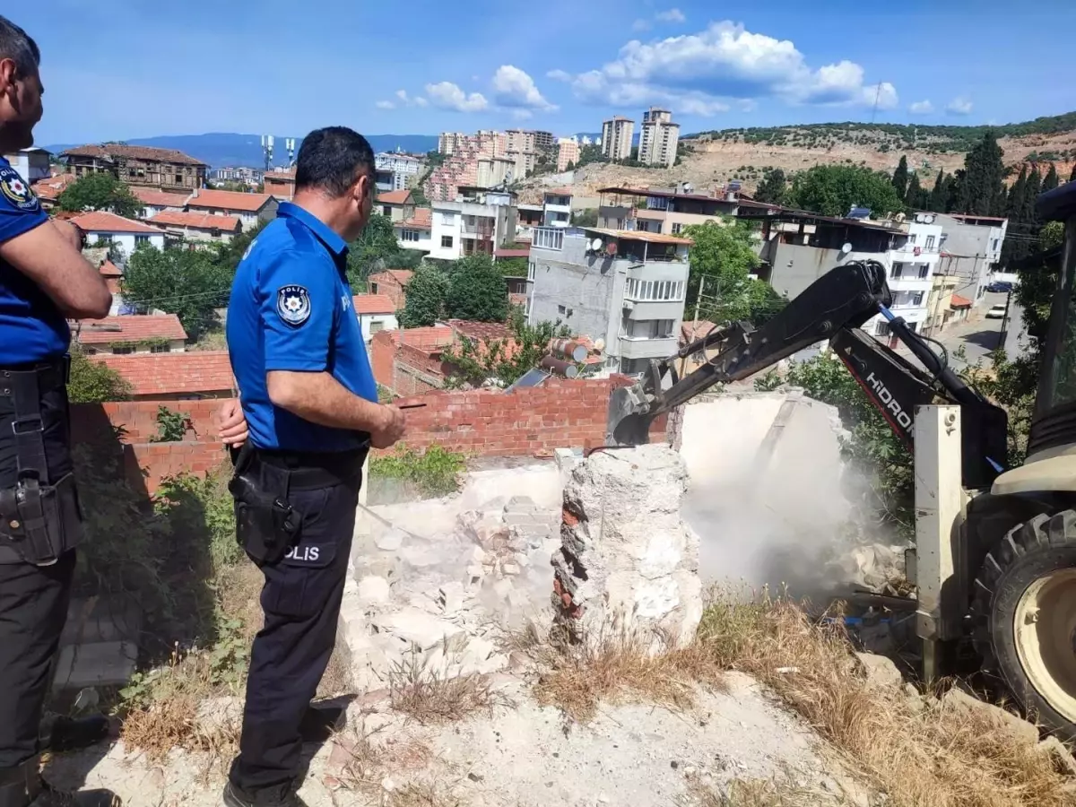 Edremit\'te Metruk Bina Kontrollü Olarak Yıkıldı