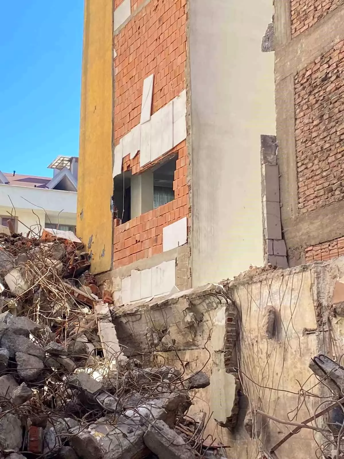 Fatih\'te Yıkım Sırasında Moloz Düştü