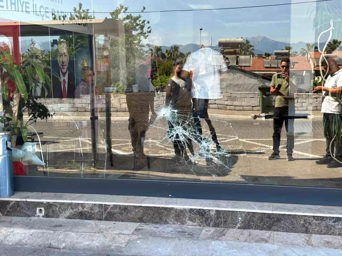 Fethiye\'de AK Parti Binasına Taşlı Saldırı