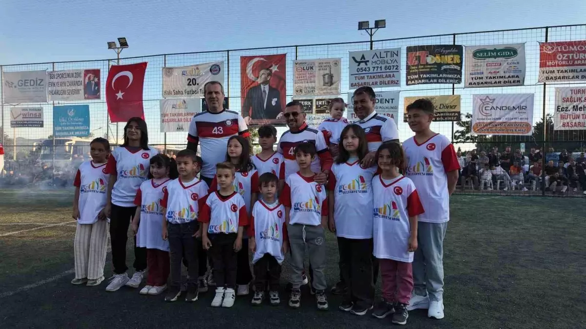 Gediz\'de 20. Geleneksel Halı Saha Futbol Turnuvası Tamamlandı