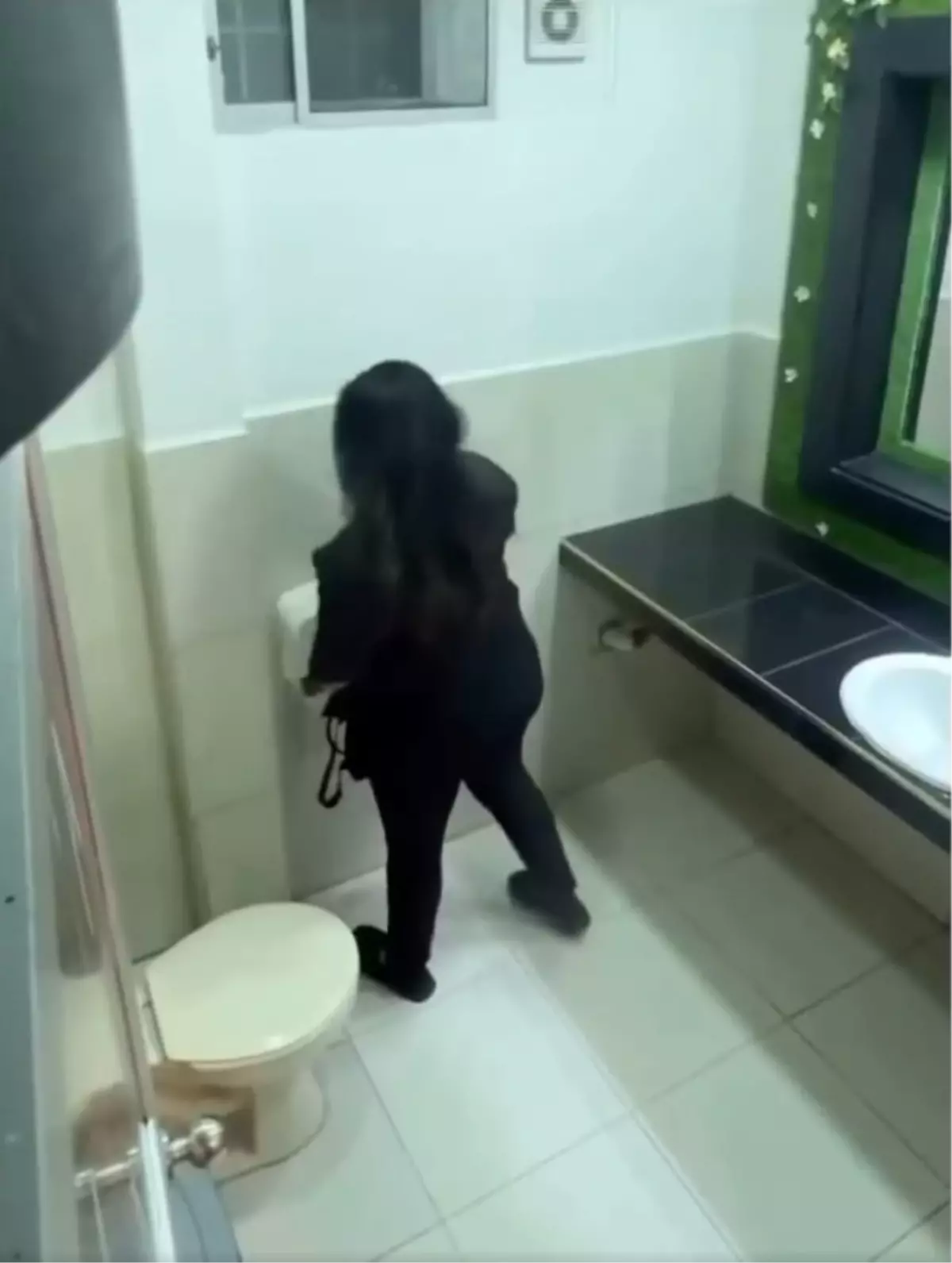 Gittiği restorandan tuvalet kağıdı çaldı! Herkes aynı soruyu soruyor