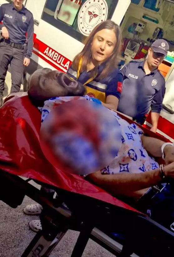 İhbara gelen polisi bıçaklayan Emre'nin babası: Emre 'Şeytanlar bastı' diyerek domates, salatalık fırlatıp sirke döküyordu