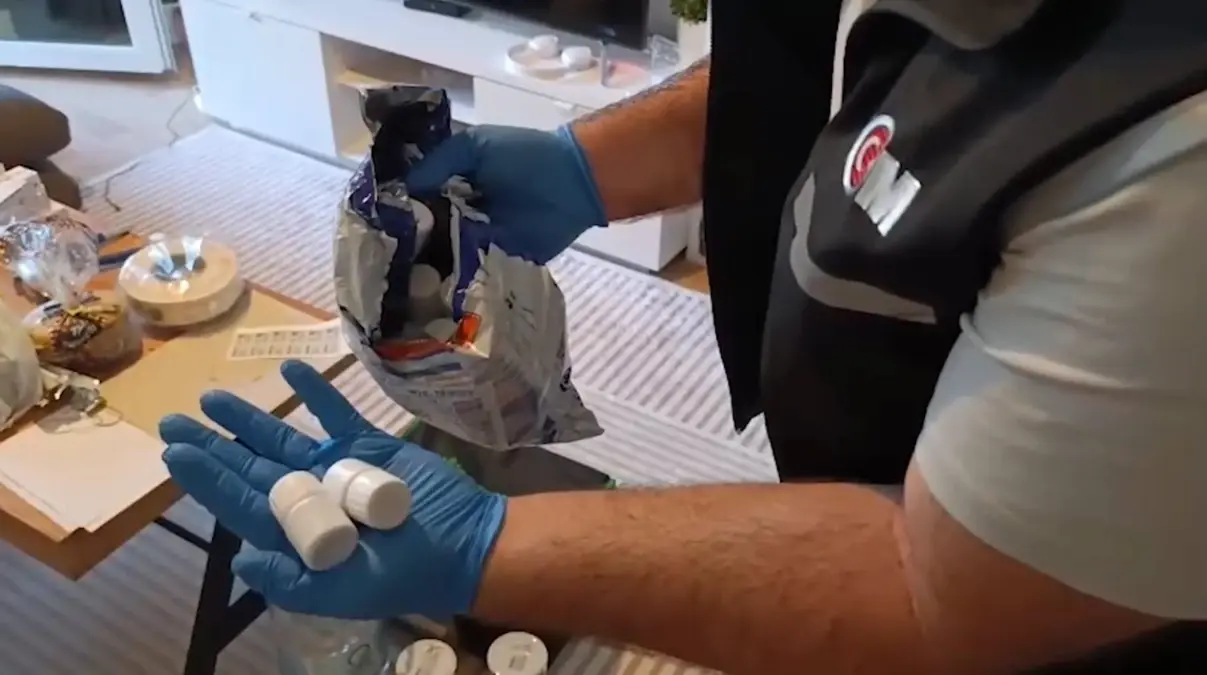 İzmir\'de Steroid Operasyonu: 10 Milyon TL Değerinde İlaç Ele Geçirildi
