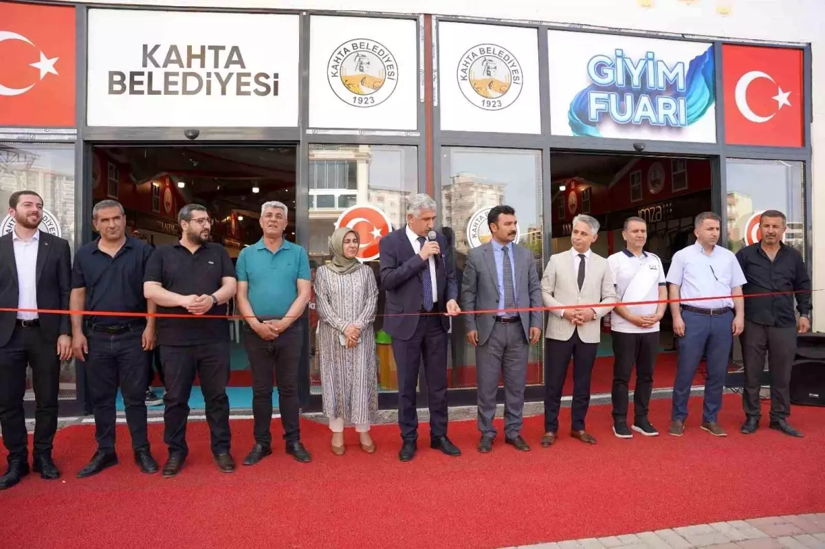 Kahta\'da Ramazan Çarşısı\'nda Giyim Fuarı Açıldı