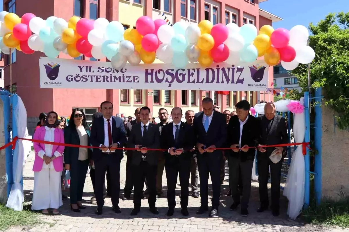 Oltu Lisesi\'nde Yılsonu Sergisi