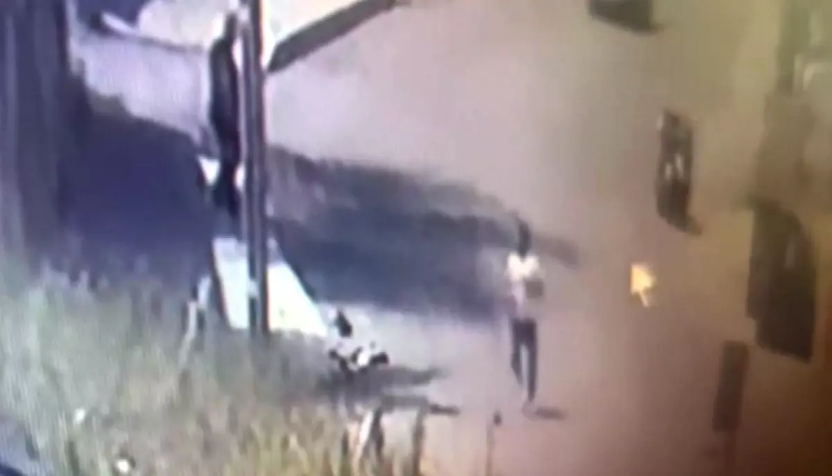 Eşinin kendisini aldattığından şüphelendiği kişiyi bıçaklayıp, teslim oldu