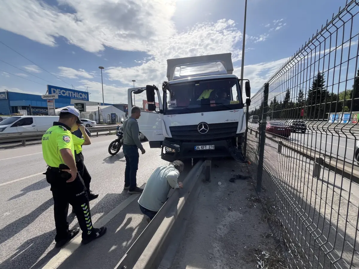 Kalp Krizi Geçiren Şoför Kamyonu Bariyere Çarptı