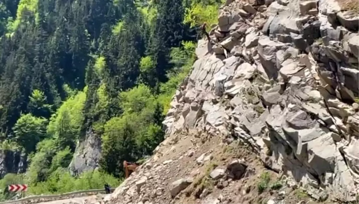 Giresun-Sivas Karayolunda Kayalar Temizleniyor