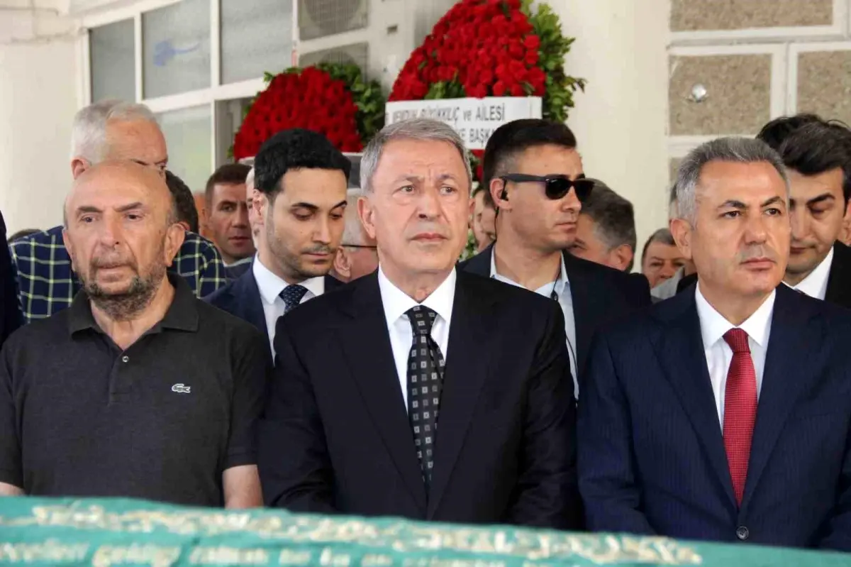 Hulusi Akar\'ın Kayınvalidesi Defnedildi