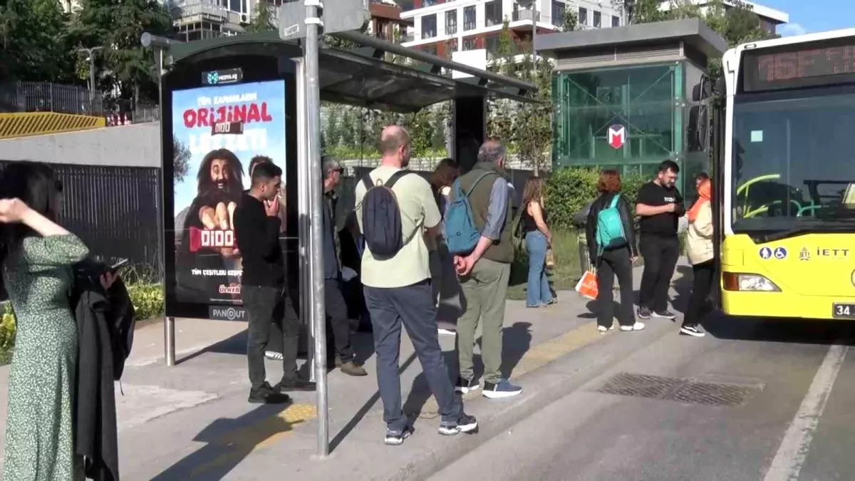 İstanbul\'da Özel Halk Otobüsleri Kontak Kapatma Eylemi Gerçekleştirdi