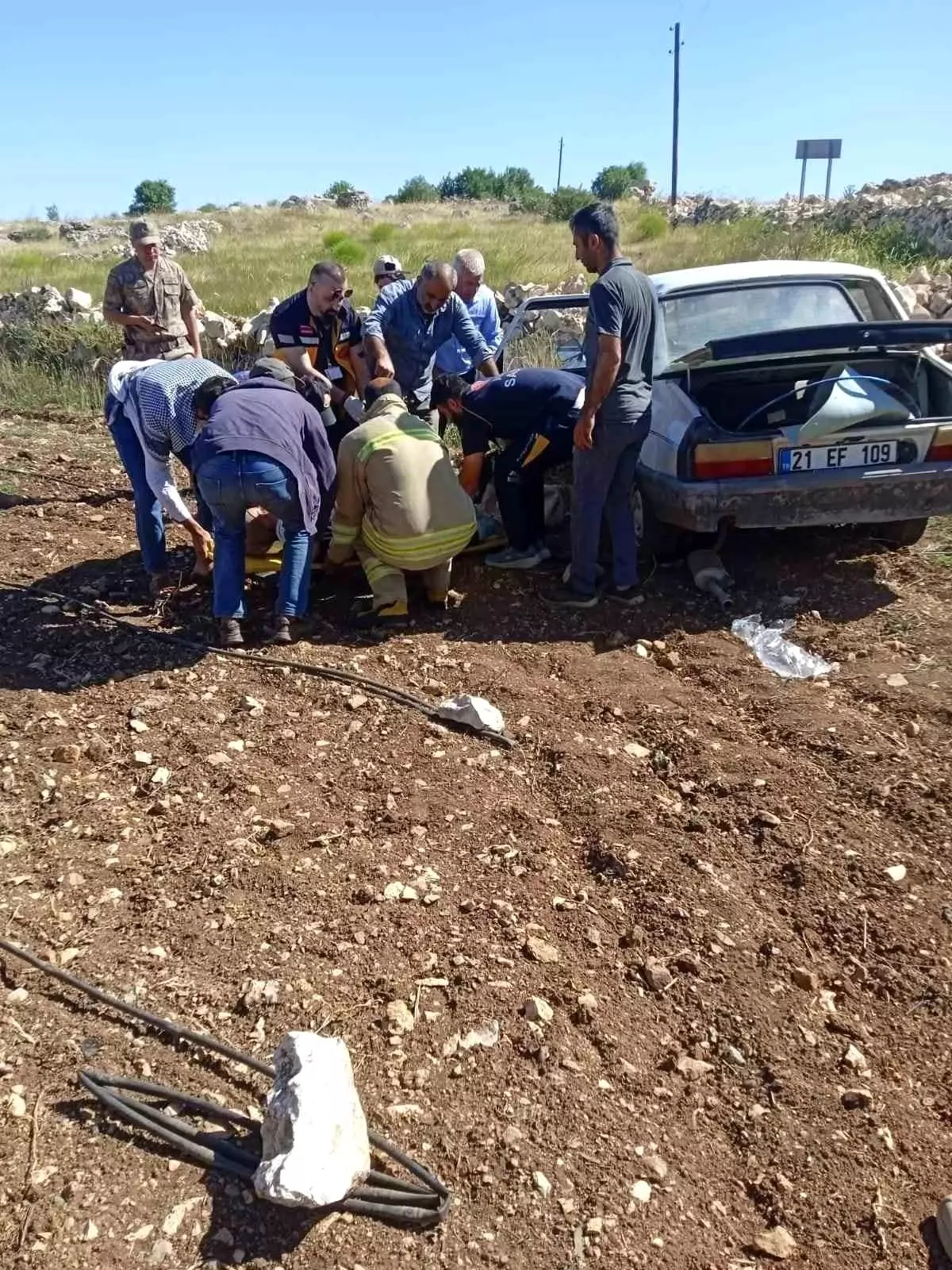 Mardin\'de Tarlaya Devrilen Otomobilde 2 Yaralı