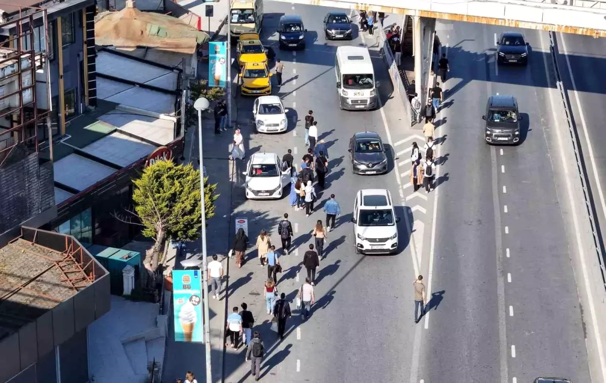 İstanbul\'da Özel Halk Otobüsleri Grevi, Metrobüs Duraklarında Yoğunluk Yarattı