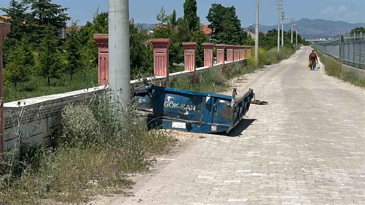 Uşak\'ta Traktör ile Tren Çarpıştı