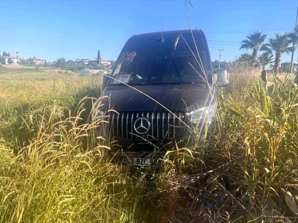 Antalya\'da Tur Aracı Tarlaya Girdi