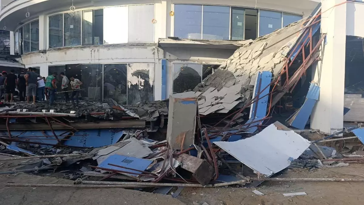 Antalya\'da Otel İnşaatında Balkon Göçtü, Kimse Bulunamadı