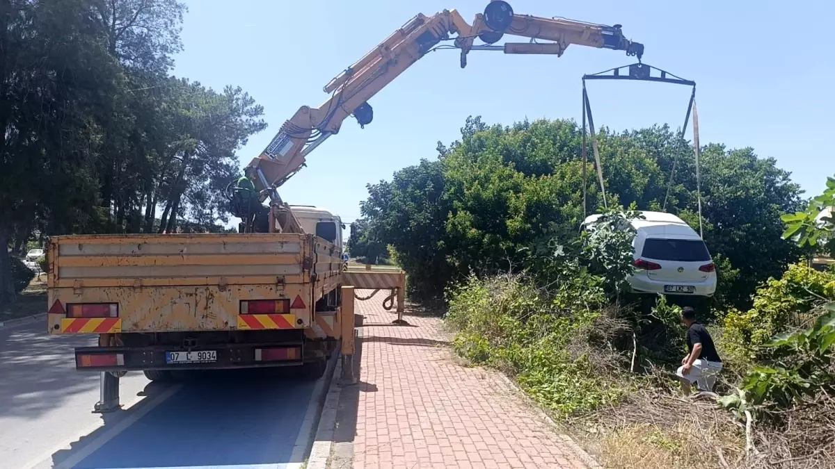 Manavgat\'ta Virajı Alamayan Araç Bahçeye Uçtu, Sürücü Yaralandı