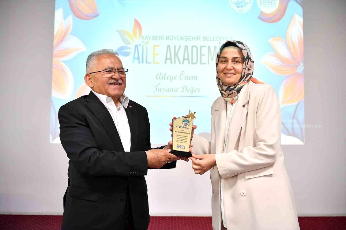 Başkan Büyükkılı\'tan Aile Akademisine ziyaret