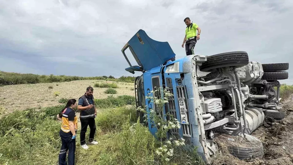 Arnavutköy\'de Kamyon Devrildi, Şoför Hastaneye Kaldırıldı