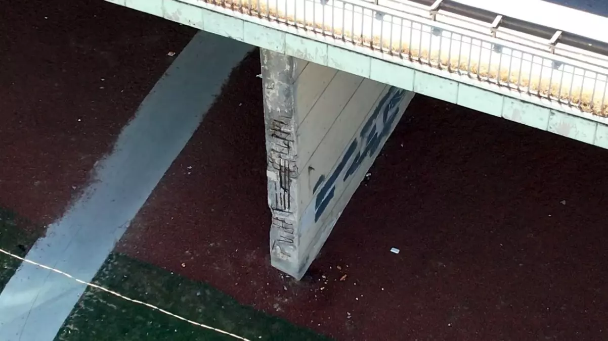 Esenyurt\'taki Köprü Tehdit Oluşturuyor