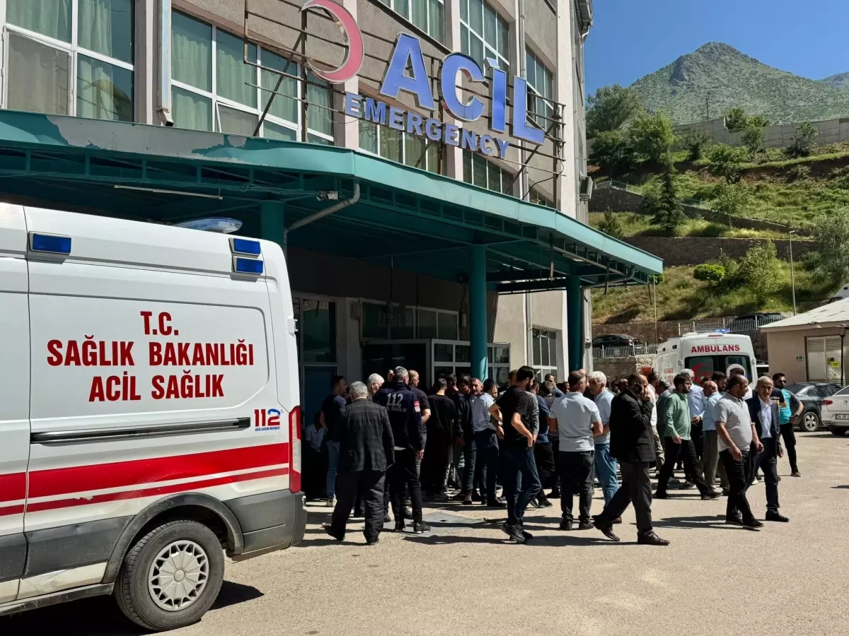 Şemdinli\'de Servis Kazası: 14 Yaralı