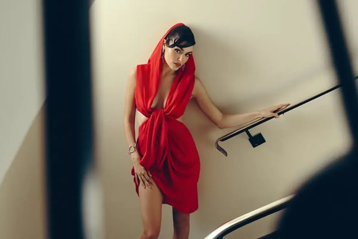 Hande Erçel\'den ayrılık iddialarına fotoğraflı yanıt