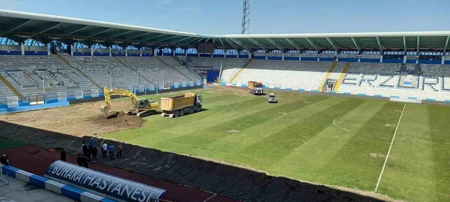 Kazım Karabekir Stadı\'nda Hibrit Çim Çalışmaları Başladı