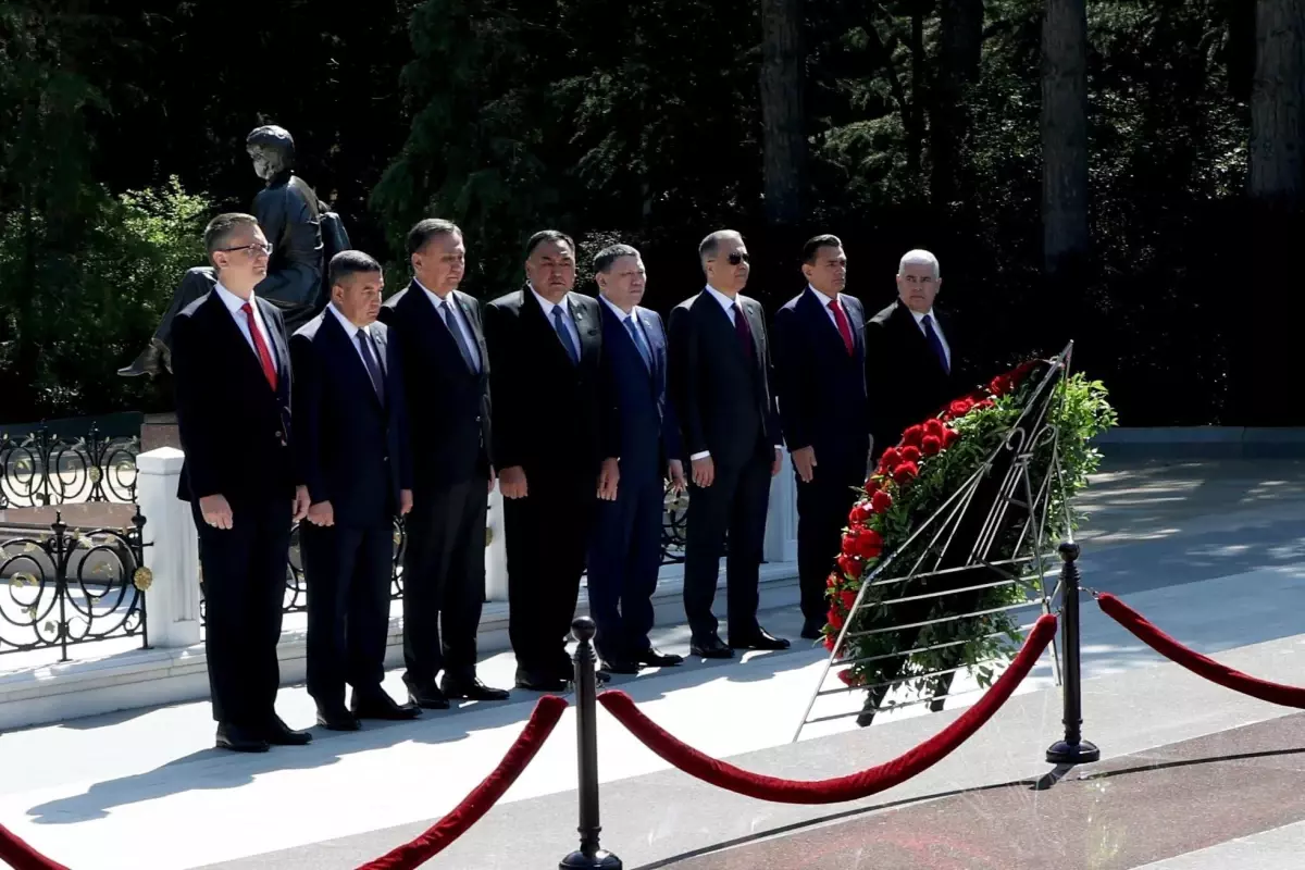 Yerlikaya Bakü\'de Aliyev\'in Mezarı Ziyaret Edildi