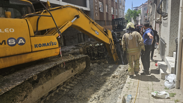 Kanalizasyon çalışmasında göçük,1 işçi toprak altında kaldı Kanalizasyon çalışmasında göçük,1 işçi toprak altında kaldı