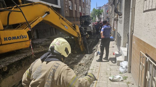 Kanalizasyon çalışmasında göçük,1 işçi toprak altında kaldı Kanalizasyon çalışmasında göçük,1 işçi toprak altında kaldı