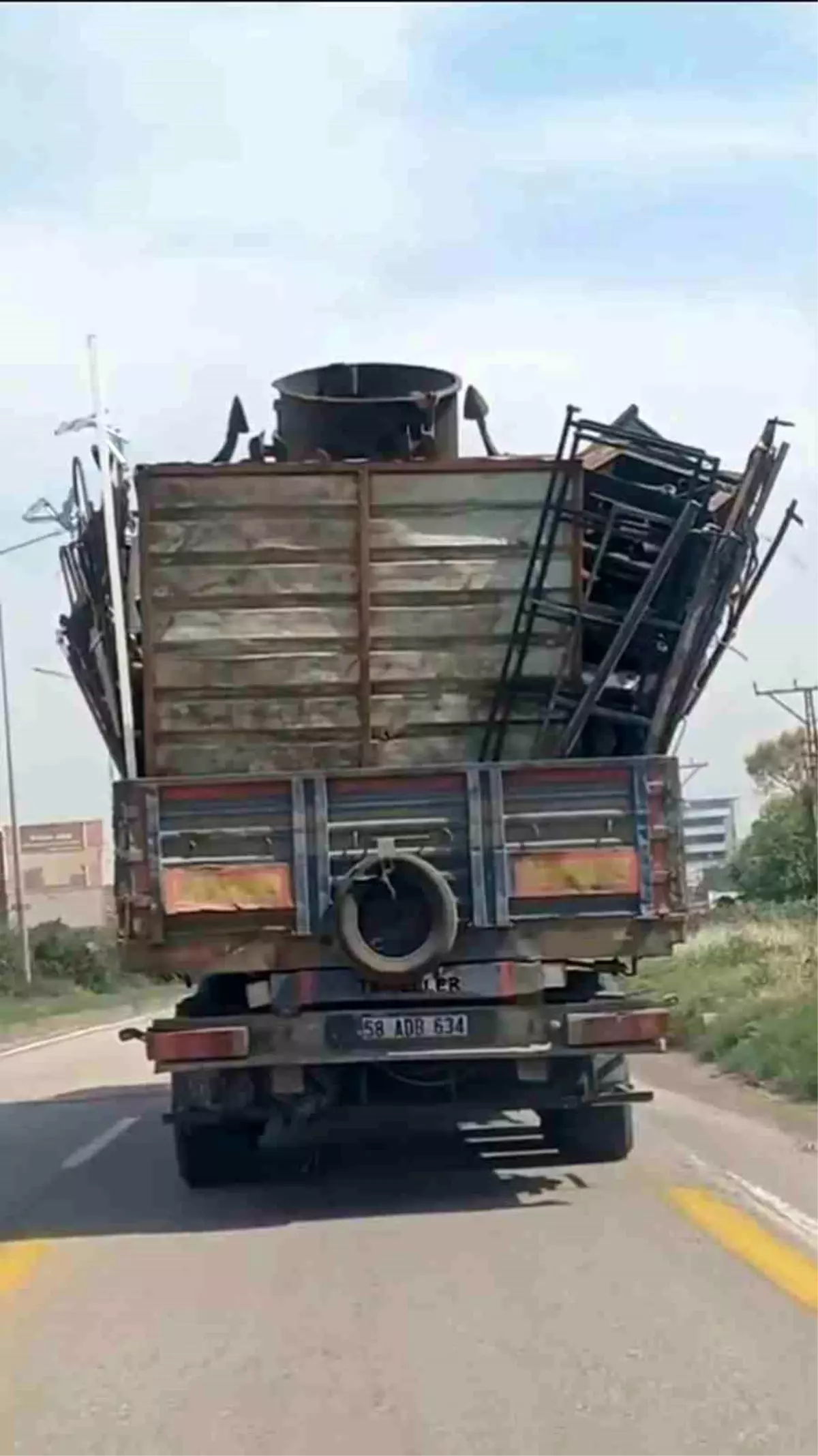 Hatay\'da Düzensiz Yük Taşıyan Tıra 49 Bin TL Ceza