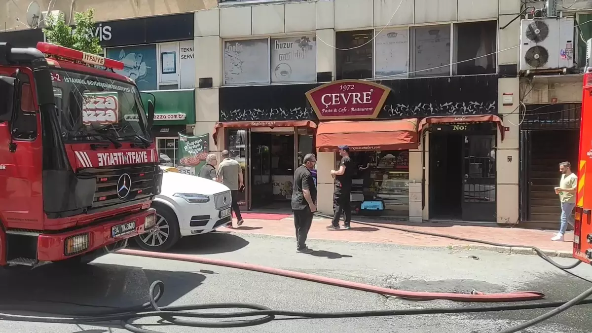 Mecidiyeköy\'de Kafede Yangın Çıktı