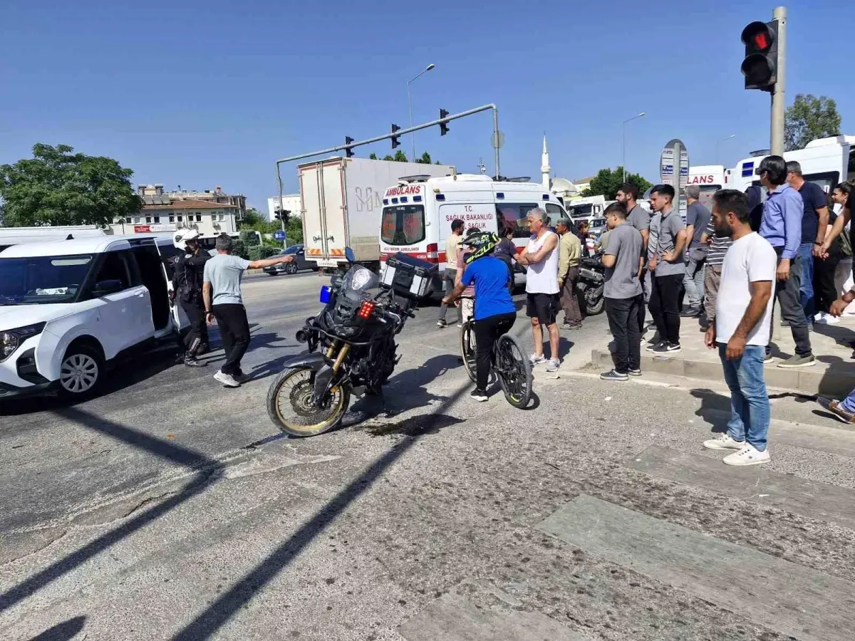 Serik\'te Trafik Kazası: Bir Polis Yaralı