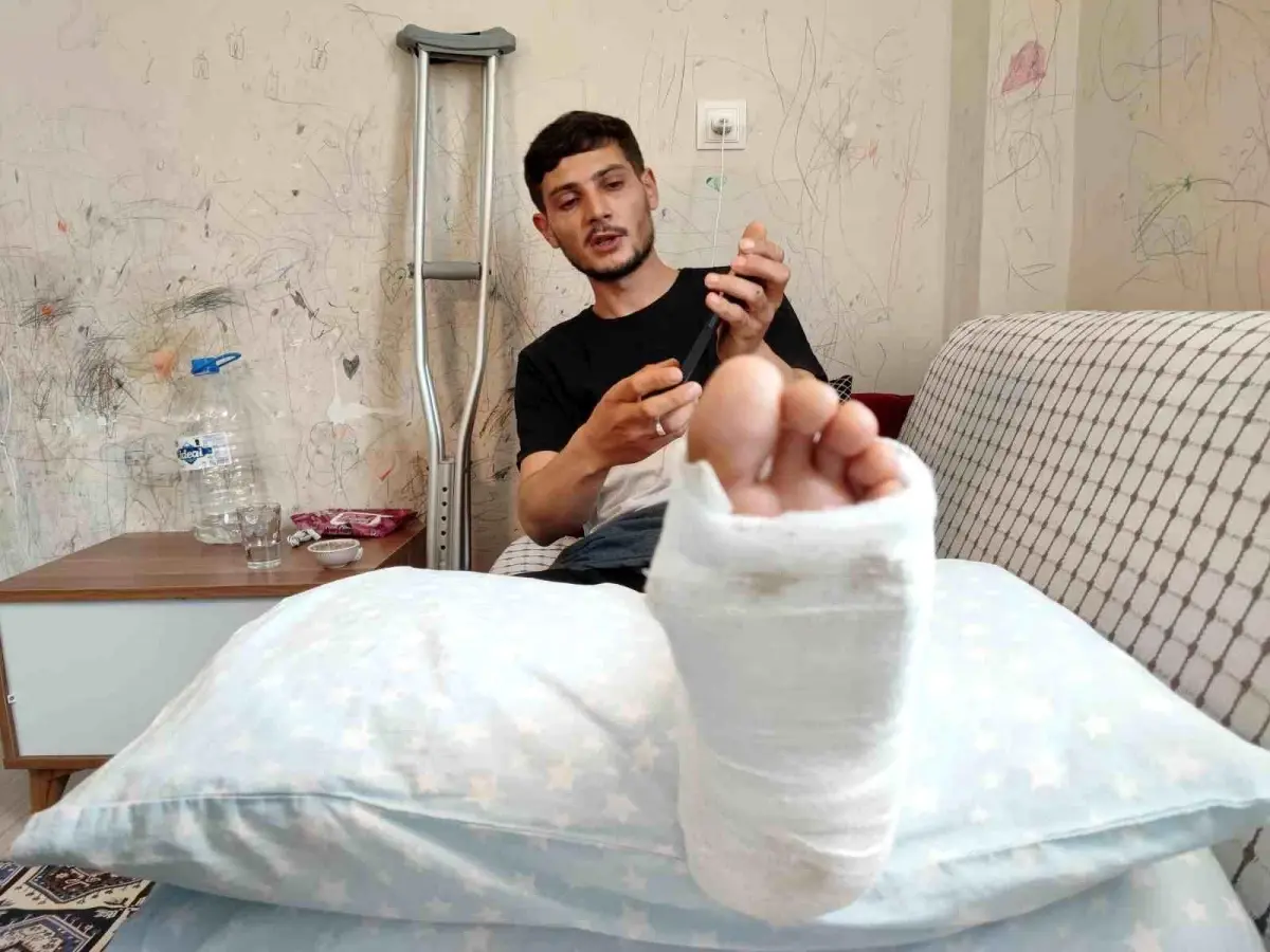 Adana\'da Motosiklet Kazası: Yaralı Sürücü Yardım Bekliyor