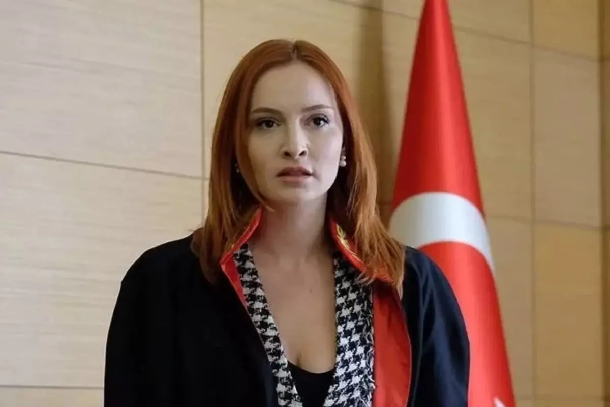 Başak Gümülcinelioğlu\'nun hamile olduğu, Cannes\'daki pozuyla ortaya çıktı