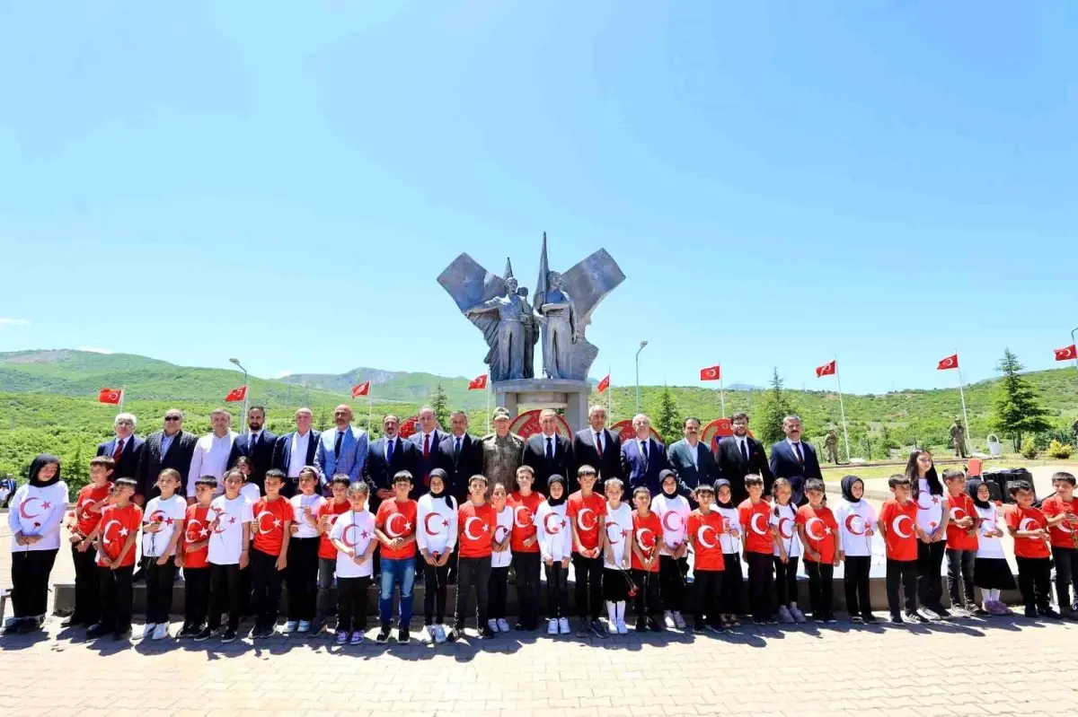 Bingöl\'de PKK\'lı teröristler tarafından şehit edilen 33 er anıldı