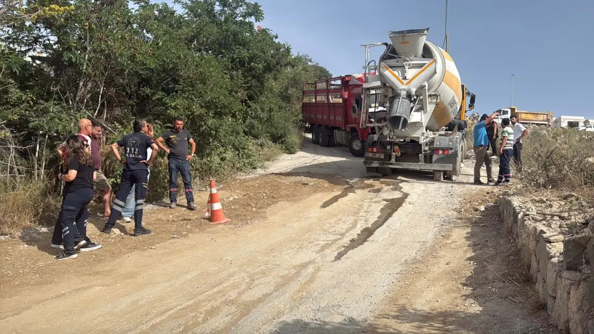 Bodrum\'da beton mikseri sürücüsü kamyon arasında kaldı