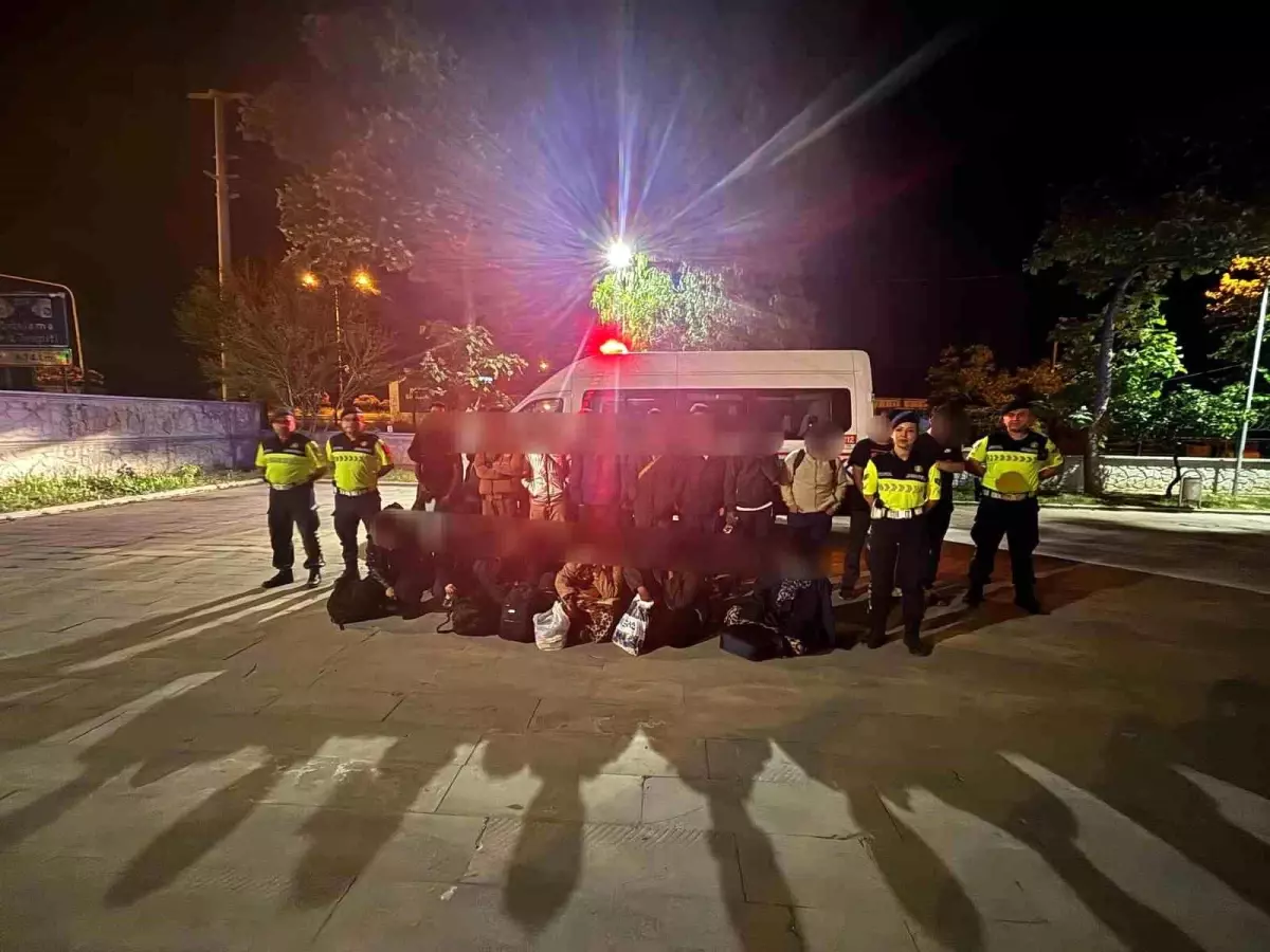 Aydın\'da 12 Düzensiz Göçmen ve Organizatör Yakalandı