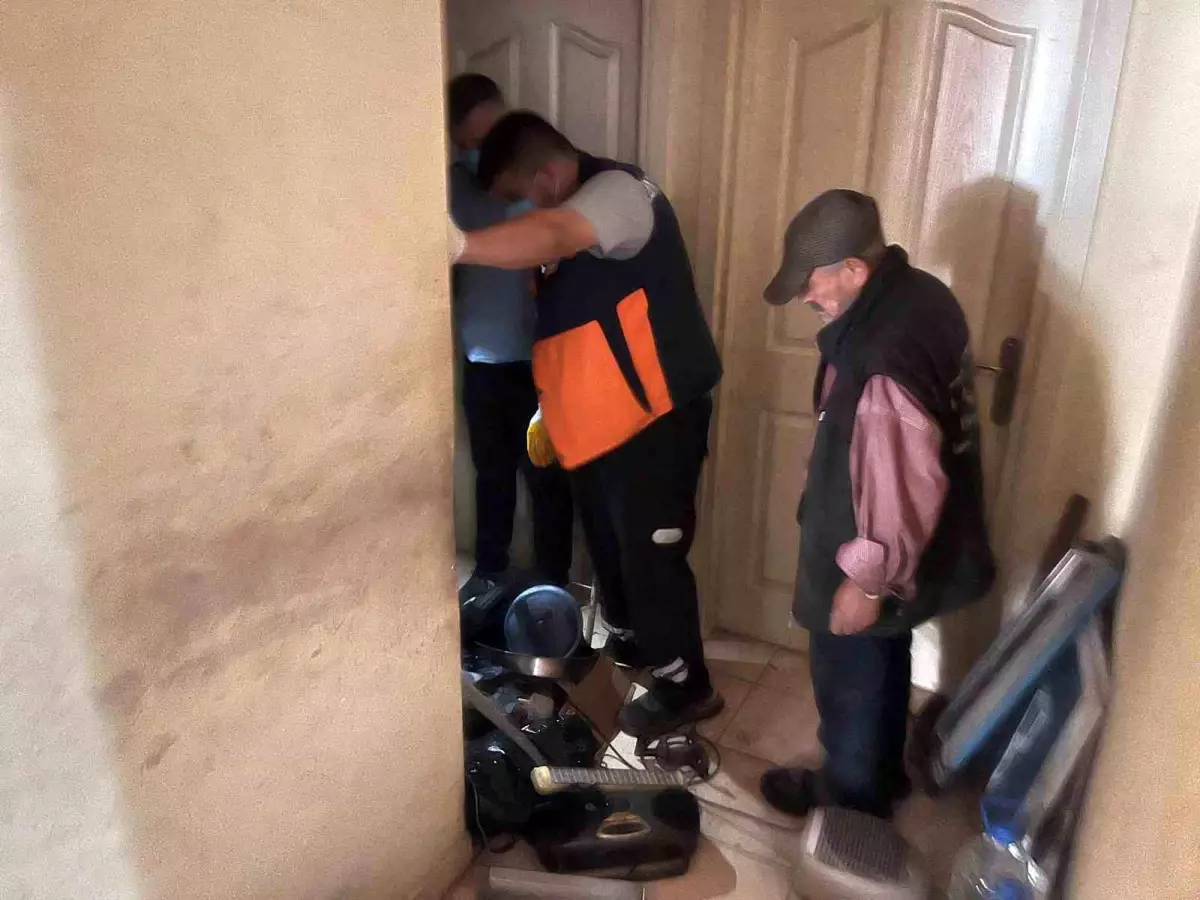 Esenyurt\'ta Çöp Ev Yeniden Boşaltıldı