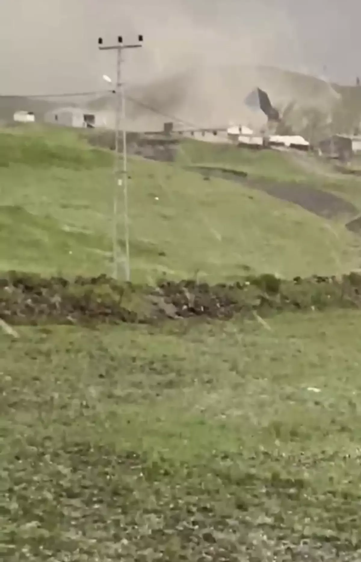 Kars\'ta Şiddetli Rüzgar Evlerin Çatısını Uçurdu